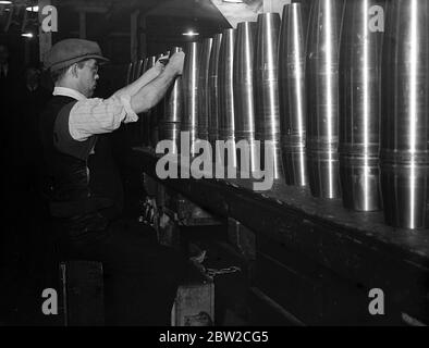 Wo Großbritannien den Sieg schmiedet. Diese Bilder wurden in einer Fabrik der Königlichen Verordnung des Versorgungsministeriums aufgenommen, wo Tausende von Arbeitern Waffen und Munition herstellen, die helfen werden, den Sieg Großbritanniens und seiner Alliierten zu sichern. Foto zeigt: Überprüfung des Gehäusedurchmessers der Schalen. 13. November 1939 Stockfoto