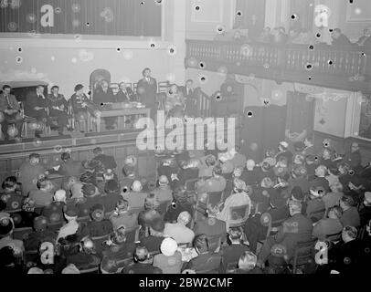 Drei Männer der Roten Armee, zwei Offiziere und ein Korporal, erzählten heute Abend von den Bedingungen in der Roten Armee bei einer Versammlung in der Caxton Hall, London, die von der britischen Free Russian Movement organisiert wurde. Sie sind in den letzten 12 Monaten alle hinter dem Eisernen Vorhang geflohen. Der 23-jährige Korporal Andrei Novschitsky flog heute Abend aus Berlin nach London. Er war früher Mitglied eines sowjetischen Garderegiments. Brigadier R. C. Firebrace, ehemaliger britischer Militärdienst AttachÃ© in Moskau, leitete das Treffen. Foto zeigt Oberleutnant Michail Tulin, 27, Mann des russischen Militärgeheimdienstes, der sich an das Treffen wendet Stockfoto