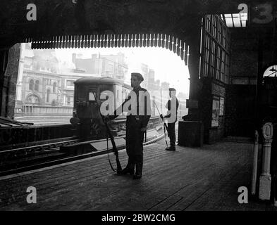 An wichtigen Punkten Londons, einschließlich Bahnhöfen, Warenhöfen und wichtigen städtischen Gebäuden, wurden Militärwachen installiert. Militärwachen auf einem Bahnsteig an einem Londoner Bahnhof. Bis 30. August 1939 Stockfoto