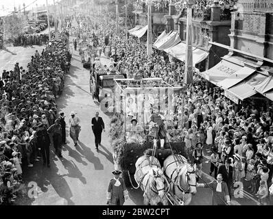 Die alljährliche Parade des Hospital Carnival von Southend, die von vielen Urlaubern beobachtet wurde, führte durch die bunt geschmückten Straßen der Stadt. Bis 23. August 1939 Stockfoto