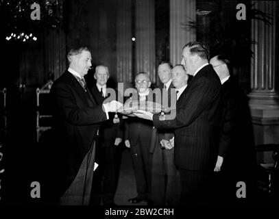 Als fünf rote Rose, wie es in London zu haben ist, wurde auf dem Altar von All Hallowens Kirche von älteren Stadtmännern und Mitgliedern des TOC H an den Oberbürgermeister, Sir Frank Bowater, im Mansion House, London übergeben. Die Rose wurde in Übereinstimmung mit alten Brauch, die zuerst entstanden, als Sir Robert Knollys, Messire Robert Knolles, Ritter, ritt auf seiner Ladung zur Guildhall jedes Jahr von 1381 bis zu seinem Tod im Jahr 1407, um eine Blüte, frisch gepflückt präsentieren vorgestellt, Als Tribut für ein übermutiges Bogenfenster an seine Situation. Foto zeigt:, Sir Frank, die Rosen von Major F Drake, Citizen und Lebensmittelsessel empfangen Stockfoto