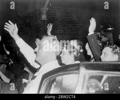 Pres Franklin D Roosevelt und Mrs Roosevelt lächeln und winken von König George und Königin Elizabeth Abschied, als die königlichen Besucher den Hyde Park, New York, verlassen und nach Kanada auf dem Heimweg reisen. 19 Juni 1939 Stockfoto