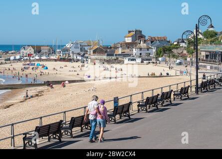 Lyme Regis, Dorset, Großbritannien. Mai 2020. Wetter in Großbritannien. Glühender Sonnenschein und klarer blauer Himmel im Badeort Lyme Regis an dem bisher heißesten Tag des Jahres. Familien und Strandbesucher werden erwartet, dass sie zum Strand strömen, um gesellschaftlich distanziertes Sonnenbaden zu genießen, während die Hitzewelle bis ins Wochenende andauert. Kredit: Celia McMahon/Alamy Live News Stockfoto