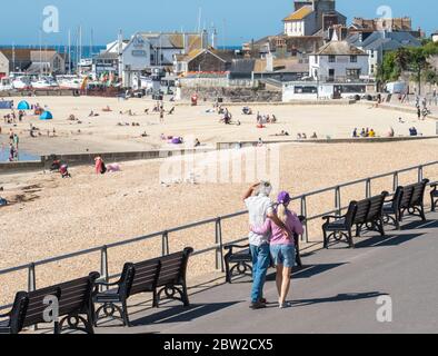 Lyme Regis, Dorset, Großbritannien. Mai 2020. Wetter in Großbritannien. Glühender Sonnenschein und klarer blauer Himmel im Badeort Lyme Regis an dem bisher heißesten Tag des Jahres. Familien und Strandbesucher werden erwartet, dass sie zum Strand strömen, um gesellschaftlich distanziertes Sonnenbaden zu genießen, während die Hitzewelle bis ins Wochenende andauert. Kredit: Celia McMahon/Alamy Live News Stockfoto