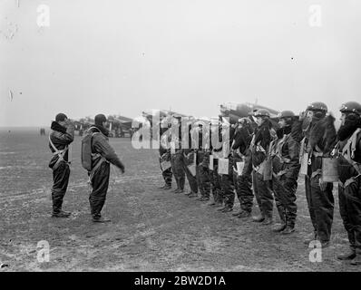 Diese Bilder wurden von einem Personalfotografen mit Genehmigung der polnischen Behörden auf der polnischen Luftwaffenstation in Mokotow bei Warschau aufgenommen. Die polnische Luftwaffe ist hocheffizient und bereitet sich intensiv darauf vor, ihre Rolle in der nationalen Verteidigung zu spielen, sollte Polen angegriffen werden. Alle Flugzeuge werden jetzt vom polnischen Staat produziert, und eine neue Regierungsfabrik grenzt an das Flugfeld. Die Fabrik umfasst Personal-Essräume, hat Wohnungen für die Unterbringung von Mitarbeitern und hat sogar ein eigenes Einkaufszentrum. Alle dort hergestellten Flugzeuge sind aus Metall, von denen die meisten in Polen abgebaut werden. Phot Stockfoto