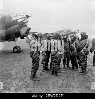 Neben ihrer beträchtlichen Landarmee verfügt Polen über eine gut ausgebildete und gut ausgestattete Luftwaffe, die bei einem Angriff eine herausragende Rolle in der Verteidigung des Landes spielen würde. Diese Bilder der polnischen Luftwaffe wurden von einem Londoner Personalfotografen mit Genehmigung der polnischen Behörden aufgenommen. Die Bilder zeigen, dass die Maschinen extrem modern gestaltet sind. Sie sind die Produkte von polnischen Designern und Technikern und sie ist daher unabhängig von ausländischen Lieferungen. Unter den neuesten Flugzeugen der neuen High-Speed Wolf Kampfflugzeuge, und die neue Buffalo Bombe Stockfoto