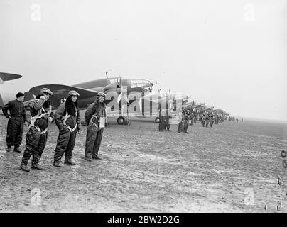 Diese Bilder wurden von einem Personalfotografen mit Genehmigung der polnischen Behörden auf der polnischen Luftwaffenstation in Mokotow bei Warschau aufgenommen. Die polnische Luftwaffe ist hocheffizient und bereitet sich intensiv darauf vor, ihre Rolle in der nationalen Verteidigung zu spielen, sollte Polen angegriffen werden. Alle Flugzeuge werden jetzt vom polnischen Staat produziert, und eine neue Regierungsfabrik grenzt an das Flugfeld. Die Fabrik umfasst Personal-Essräume, hat Wohnungen für die Unterbringung von Mitarbeitern und hat sogar ein eigenes Einkaufszentrum. Alle dort hergestellten Flugzeuge sind aus Metall, von denen die meisten in Polen abgebaut werden. Phot Stockfoto