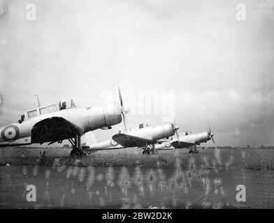 Das Personal für den Fleet Air Arm, eine Kraft von wachsender Bedeutung in der britischen Verteidigung, wird an der Royal Naval Air Station, Lee-on-Solent, ausgebildet. Die Station übernimmt die Ausbildung von Piloten und Beobachtern. Foto zeigt: Skua Aircraft, der neueste Typ, der an die Flotte Air Arm geliefert wurde, startbereit. 29 Juni 1939 Stockfoto