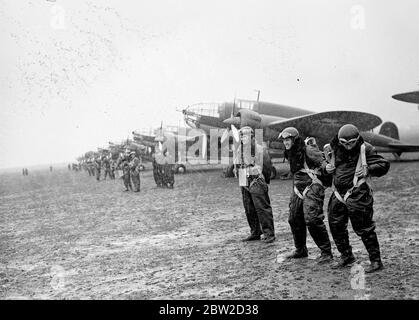 Diese Bilder wurden von einem Personalfotografen mit Genehmigung der polnischen Behörden auf der polnischen Luftwaffenstation in Mokotow bei Warschau aufgenommen. Die polnische Luftwaffe ist hocheffizient und bereitet sich intensiv darauf vor, ihre Rolle in der nationalen Verteidigung zu spielen, sollte Polen angegriffen werden. Alle Flugzeuge werden jetzt vom polnischen Staat produziert, und eine neue Regierungsfabrik grenzt an das Flugfeld. Die Fabrik umfasst Personal-Essräume, hat Wohnungen für die Unterbringung von Mitarbeitern und hat sogar ein eigenes Einkaufszentrum. Alle dort hergestellten Flugzeuge sind aus Metall, von denen die meisten in Polen abgebaut werden. Phot Stockfoto