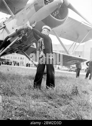 Das Personal für den Fleet Air Arm, eine Kraft von wachsender Bedeutung in der britischen Verteidigung, wird an der Royal Naval Air Station, Lee-on-Solent, ausgebildet. Die Station übernimmt die Ausbildung von Piloten und Beobachtern. Foto zeigt: Ein Segler-Beobachter schwingt den Propeller eines Flugzeugs an der Station. 29 Juni 1939 Stockfoto