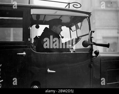 Ein Taxifahrer im Nebel am Leicester Square, London. 24. Oktober 1938 Stockfoto