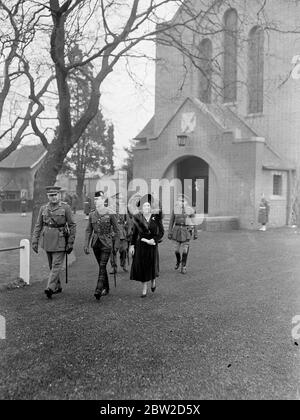 Der gerade aus Sandringham zurückgekehrt König George VI. Und Königin Elizabeth nahmen an der Einweihung des neuen Westflügels der St. Andrews Garrison Church of Scotland in Aldershot Camp, Hampshire, Teil und inspizierten anschließend die Schotten-Regimenter. Foto zeigt: Der König, der in Uniform eines der schottischen Regimenter ist, und die Königin verlässt die Kirche in Aldershot. Februar 1939 Stockfoto