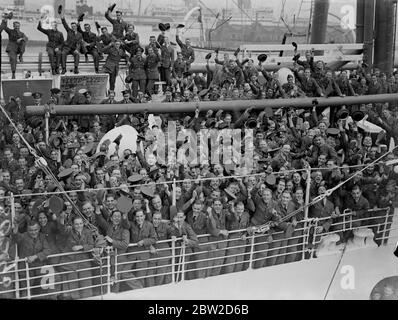 Das größte Kontingent von Offizieren und Männern der Royal Air Force, das jemals in einem Schiff im Rahmen des normalen Truppenprogramms nach Übersee geschickt wurde, ließ Southampton auf dem Truppenschiff Nevassa über verschiedene Einheiten im Irak, Indien, Aden, Khartum und Malta verstreut werden. Die Zahl der auf der Nevassa Reisenden Luftstreitkräfte beträgt etwa 1000, viele der Männer werden von den Familien begleitet, um die Truppenschaft voll zu ergänzen. Normalerweise werden die Transporte auch von der Armee und der Marine geteilt. Foto zeigt: Air Force Männer drängen die Decks des Nevassat zu winken und jubeln Abschied, als das Schiff verlässt Stockfoto