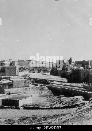 Als Ergebnis der entschlossenen militärischen Aktion der britischen Streitkräfte, die Rebellen in der Kontrolle der Altstadt von Jerusalem wurden verdrängt und britische Autorität wieder hergestellt. Der britische Angriff kam, nachdem die Araber die alte Stadt für eine Woche festgehalten hatten. 22 Araber wurden getötet und 25 verletzt. Dies war das erste Mal, dass moderne Kriegsausrüstung, einschließlich Flugzeuge, in einer Kampagne in der heiligen Stadt verwendet wurde. Foto zeigt: Flugzeug der Royal Air Force, das während des Feldzugs über dem Damaszener Tor und dem Governorat in Jerusalem kreist. Ein britischer Konvoi ist in der King Solomon Road in der Mitte zu sehen. 24. Oktober 1938 Stockfoto