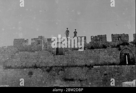 Als Ergebnis der entschlossenen militärischen Aktion der britischen Streitkräfte, die Rebellen in der Kontrolle der Altstadt von Jerusalem wurden verdrängt und britische Autorität wieder hergestellt. Der britische Angriff kam, nachdem die Araber die alte Stadt für eine Woche festgehalten hatten. 22 Araber wurden getötet und 25 verletzt. Dies war das erste Mal, dass moderne Kriegsausrüstung, einschließlich Flugzeuge, in einer Kampagne in der heiligen Stadt verwendet wurde. Fotoausstellungen: Mitglieder der palästinensischen Polizei auf Wache am Zions-Tor auf dem Berg Zion, in der alten Mauer der Altstadt, während britische Truppen mit den Rebellen umgehen 24. Oktober 1938 Stockfoto