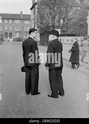 John Burns, der erste Arbeiter, der britischer Kabinettsminister wurde, feiert morgen seinen 80. Geburtstag in seinem Haus in Clapham Commons, London. Herr Burns verließ das Kabinett, in dem sie im August 1914 die Leitung des Handelsausschusses hatte. Er erklärte nie öffentlich seinen Rücktritt. Er blieb bis 1918 Abgeordneter für Battersea, hat aber seitdem keine öffentliche Beteiligung mehr. Herr Burns, der Sohn eines Battersea-Ingenieurs, verließ mit 10 Jahren die Schule und arbeitete in einer Kerzenfabrik, bis er in die Politik ging. Foto zeigt: Mr John Burns fotografiert bei einem Spaziergang in Clapham heute. 20. Oktober 1938 Stockfoto