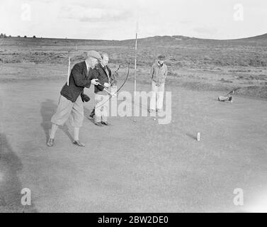 Major J G Hayter, anerkannter Experte im jährlichen Bogengolfsport, traf Colonel E St George Kirke, den Kapitän des Clubs, in einem Spiel im Hankley Common Golf Club, Surrey. Er gab einem Schlaganfall einen Sturm zu. Major Hayter schießt seinen Pfeil in eine Box statt in ein Loch. Sein Durchschnitt für die meisten Surrey Kurse ist in den siebziger Jahren. Foto zeigt: Major J G Hayter schießt in die Box, beobachtet von seinem Gegner, Col E St George Kirke. 18. Oktober 1938 Stockfoto