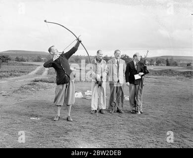 Major J G Hayter, anerkannter Experte im jährlichen Bogengolfsport, traf Colonel E St George Kirke, den Kapitän des Clubs, in einem Spiel im Hankley Common Golf Club, Surrey. Er gab einem Schlaganfall einen Sturm zu. Major Hayter schießt seinen Pfeil in eine Box statt in ein Loch. Sein Durchschnitt für die meisten Surrey Kurse ist in den siebziger Jahren. Foto zeigt: Major J G Hayter schießt ab, beobachtet von seinem Gegner, Col E St George Kirke. 18. Oktober 1938 Stockfoto