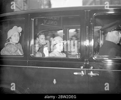König und Königin, begleitet von Prinzessin Elizabeth und Prinzessin Margaret Rose, kamen nach ihrem Urlaub in Balmoral am Bahnhof Euston an. Die königliche Familie, die von Euston wegfährt. 18. Oktober 1938 Stockfoto