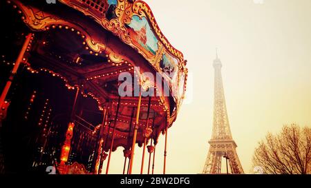 Altmodisches Karussell im Park in der Nähe des Eiffelturms. Paris 1er arr. Ile de France. Frankreich. Stockfoto