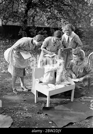 50 kleine Kinder unter fünf Jahren in der Romani-Kinderschule stellten den Schülern des Gypsy Hill Training College for Teachers of Young Children, Gypsy Hill, an dem es befestigt ist, Proben aus erster Hand zur Verfügung. Das College war das erste in Großbritannien, das die Ausbildung von Lehrern für Kindergärten. Kinder im Kindergarten können ein Baby baden, richtige Tischmanieren verwenden und kochen. Sie sollen am 10. November vor der Herzogin von Kent in der Stadt eine Ausstellung geben, um Geld für das College zu sammeln. Foto zeigt: Studenten der Hochschule studieren die Reaktionen eines Babys setzen er Stockfoto