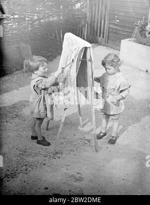 50 kleine Kinder unter fünf Jahren in der Romani-Kinderschule stellten den Schülern des Gypsy Hill Training College for Teachers of Young Children, Gypsy Hill, an dem es befestigt ist, Proben aus erster Hand zur Verfügung. Das College war das erste in Großbritannien, das die Ausbildung von Lehrern für Kindergärten. Kinder im Kindergarten können ein Baby baden, richtige Tischmanieren verwenden und kochen. Sie sollen am 10. November vor der Herzogin von Kent in der Stadt eine Ausstellung geben, um Geld für das College zu sammeln. Foto zeigt: Kleine Schüler der Kinderschule versuchen ihre künstlerischen Fähigkeiten. 14 O Stockfoto