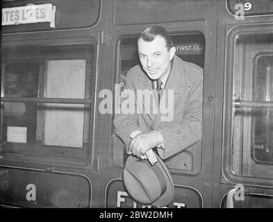 Der stellvertretende Chef von Amerikas 'G-Men' verlässt London nach einer Europatour nach Hause. Edmund P Coffey, stellvertretender Chef des Federal Bureau of Investigation, Justizministerium der Vereinigten Staaten, verließ Waterloo Station auf dem "Manhattan"-Bootszug nach einer dreimonatigen Untersuchung der europäischen Polizeimethoden. Coffey fungierte als Gesandter von J. Edgar Hoover, dem Chef der amerikanischen "G-Men", um die Grundlage für eine engere Zusammenarbeit zwischen den Polizeikräften der Welt zu legen. Foto zeigt, Herr Edmund P Coffey bei der Abreise aus Waterloo. 18. Januar 1938 Stockfoto