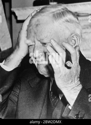 Aber genug ist so gut wie ein Fest!. Gehärteter Zigarrenraucher, obwohl er ist. John Nance Garner, Vizepräsident der Vereinigten Staaten, hat seinen Fülltabak-Rauch, als er seinen 69. Geburtstag in Washington feierte. Er wurde von Kameraleuten belagert, die alle erwarteten, Vizepräsident Garner zu finden, der an seinem Lieblingskraut puffte. Nach einer Zeit begann sich der zuvorkommende Vizepräsident etwas queer zu fühlen, obwohl die Feierlichkeiten noch nicht wirklich begonnen hatten! Foto zeigt, Vice President John Nance Garner Pflege seinen armen Kopf als seine Zigarrrauchende Ausdauer begann Peter aus. 29. November 1937 Stockfoto