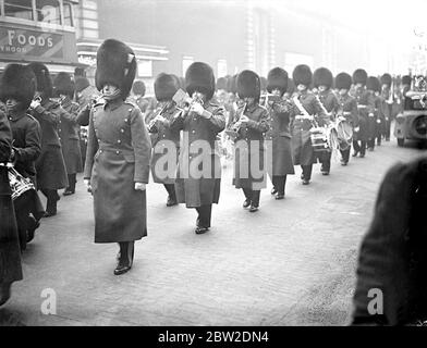 Welsh Guards neuer musikalischer Leiter verlässt die Band zum ersten Mal. Lieutenant T S Chandler, LRAM, ARCM, der neue Direktor für Musik, Welsh Guards, leitete die Welsh Guards Band zum ersten Mal beim Wachwechsel, im St. James's Palace. LT Chandler war früher Kapellmeister des Royal Tank Corps. Er folgt Major A Harris, MVO, LRAM, der in den Ruhestand geht, als musikalischer Leiter der Welsh Guards. Foto zeigt LT TS Chandler (im Vordergrund) auf dem Weg von Chelsea Kaserne zum St. James's Palace mit der Welsh Guards Band. Januar 1938 Stockfoto