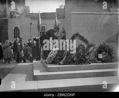 Nach ihrer Rückkehr von der Tour durch die großen Kriegsschauplätze marschierten Mitglieder der Special National Commanders Party of American Legion am Cenotaph in Whitehall und legten einen Kranz an. Daniel Dougherty Nationalkommandeur der American Legion, die Platzierung des Kranzes am Cenotaph. 10. Oktober 1937. Stockfoto