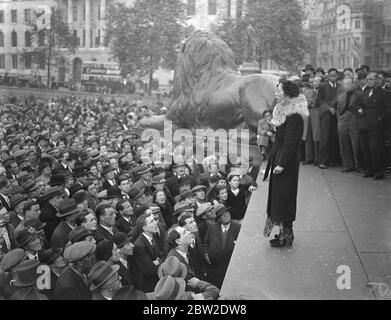 Unter den Rednern waren auch einige Chinesen, die Mitglieder der Londoner chinesischen Kolonie waren Teil des Publikums bei einer großen Massenversammlung, die am Trafalgar Square in London stattfand, um gegen japanische Angriffe auf Zivilisten in China zu protestieren.Frau Chu Chen Koo sprach bei der Demonstration. 10. Oktober 1937. Stockfoto