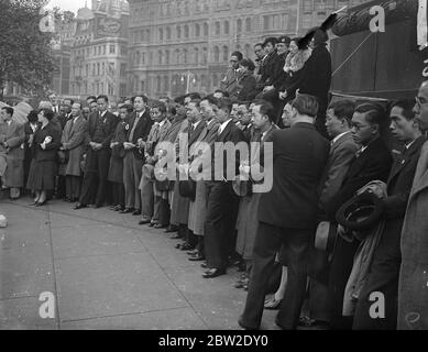 Mehrere Chinesen waren unter den Rednern, die Mitglieder der chinesischen Kolonie Londons waren Teil des Publikums bei einer großen Massenversammlung, die am Trafalgar Square in London stattfand, um gegen japanische Angriffe auf Zivilisten in China zu protestieren. Chinesisch, das den Sprechern auf dem Trafalgar Square zuhört. 10. Oktober 1937. Stockfoto