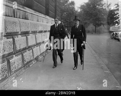 Nach der Teilnahme an der Beerdigung seines Schwiegervaters Sir Gervase Beckett im Golders Green Crematorium gingen der Außenminister Anthony Eden und sein Bruder Sir Timothy Eden zum Auswärtigen Amt, wo er Herrn Shigeru Yoshida, den japanischen Botschafter, zum Thema der Erschießung von Sir Hugesse Knatchbull-Hugessen empfing. Der britische Botschafter in China. Bis 27. August 1937 Stockfoto