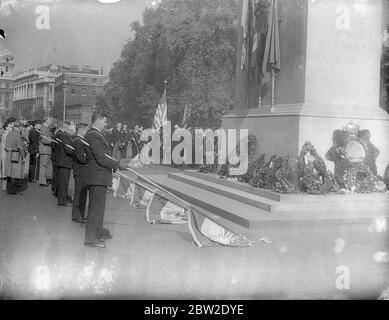 Nach ihrer Rückkehr von der Tour durch die großen Kriegsschauplätze marschierten Mitglieder der Special National Commanders Party of American Legion am Cenotaph in Whitehall und legten einen Kranz an. Flaggen der American Legion tauchten in Salut am Cenotaph. 10. Oktober 1937. Stockfoto