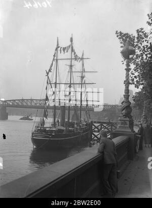 Die ehemalige Forschungsschiffentdeckung mit Fahnen gekleidet in Bereitschaft für den Besuch des Herzogs von Kent, um das Schiff an die Pfadfinderbewegung zu übergeben. Oktober 1937. Stockfoto
