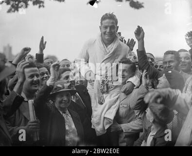 Cecil Deane wird nach seinem vierten seccessive Sieg der nationalen Langstreckenmeisterschaft in der Themse von Kew nach Putney für das vierte Jahr in Folge den Vorsitz. Deane ist nur 21. 24 Juli 1937 Stockfoto