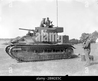 Ein Vickers Medium Mk II (rechts) der 1. Panzerbrigade, auf dem Flugzeug von Salisbury. Bis 20. August 1935 Stockfoto