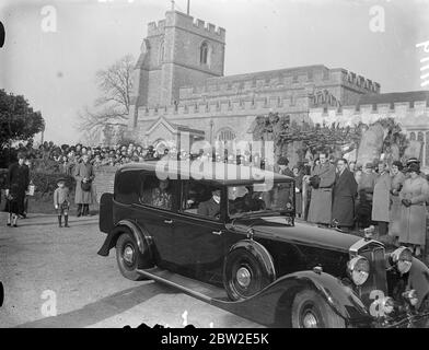 König und Königin besuchen einen Gottesdienst in der Hertford Village Church. Der König und die Königin nahmen an Gottesdienst in all Saints Church's, St Pauls, Walden Bury, dem Hertfordshire Dorf in der Nähe, wo die Königin geboren wurde. Während des Service. Die Königin enthüllte eine Tafel, die an die Krönung erinnert und Einzelheiten über ihre Verbindung mit der Kirche, in der sie getauft wurde, aufzeigt. Dies war ihr erster Besuch im Dorf seit sie gekrönt wurde. Foto zeigt, wie der König und die Königin unter einer anstrengenden stattlichen Ulmen vorbeiziehen, als sie die Dorfkirche von 'All Saints' in St Paul's Walden Bury, Hertfordshire, verließen. Fotoschau Stockfoto