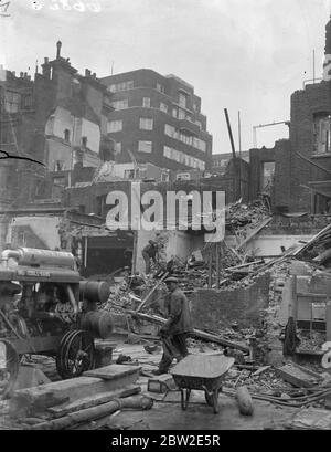 Horace Walpoles Haus am Berkeley Square brannte fast bis zum Boden. Das Haus des Schriftstellers und Staatsmanns aus dem 18. Jahrhundert ist eines der Herrenhäuser, die im Abbruchschema am Berkeley Square, London, abgerissen werden, um Platz für moderne Geschäfte und Büros zu machen. Die Tür des Hauses wurde von einem Amerikaner gekauft, der es in die Staaten verschifft. 26 Juli 1937 Stockfoto