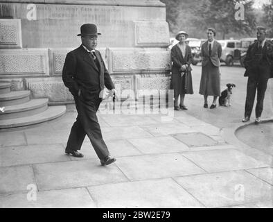 Herr Shigeru Yoshida, der japanische Botschafter, verließ das Außenministerium, wo er gerufen wurde, um dem Außenminister Anthony Eden das Bedauern über die Erschießung von Sir Hughe Knatchbull-Hugessen, dem britischen Botschafter in China, durch japanische Luftwaffe zu bekunden. Bis 27. August 1937 Stockfoto