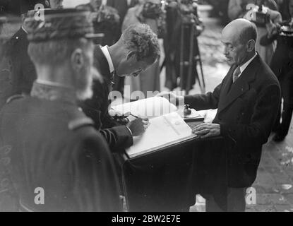 König Leopold unterschreibt das Goldene Buch am Grab des unbekannten Soldaten am Triumphbogen. Danach hat er mit Präsident Lebrun zu Mittag gegessen und kehrt nach einem Besuch der Pariser Ausstellung nach Brüssel zurück. 24 Juli 1937 Stockfoto