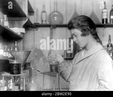 Erfassung des deutschen Farbstoffhandels (London Dye Manufacturing Co). Farbstoff auf Wolle im Labor testen. 1920 Stockfoto