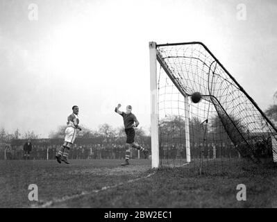 Ein Tor beim Bostal Heath gegen Bromley Fußballspiel. FA Amateur Cup Stan Reece erzielt Bromleys zweites Tor hinter Smith. November 1934 Stockfoto