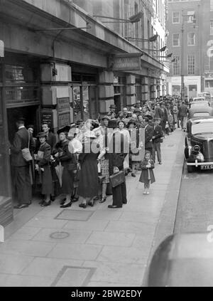 Kriegskrise, 1940 Luftangriff-Vorkehrungen der Schauplatz am Berkeley-Platz von Thos Cook, als Mütter und ihre Kinder als Reaktion auf das vorgeschlagene System zur Entsendung von Kindern nach Kanada für die Kriegszeit zugegen waren. 20 Juni 1940 Stockfoto