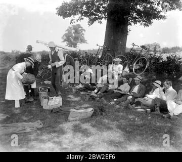 Erntemaschinen campen in Weasenham, Norfolk, wo Schulmeister und Geistliche bei der Ernte helfen. Stockfoto