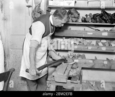 Herstellung von Holzschuh dauert ( W. H. Smith , Sloane Street ). Messer und Formung eines groben Blocks. 15. September 1924 Stockfoto