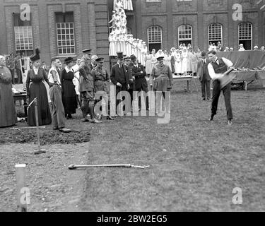 Royal Besuch in Roehampton Hospital, wo Soldaten verloren Gliedmaßen durch mechanische ersetzt werden. Swinging Cricket Fledermaus. 30 Juli 1918 Stockfoto