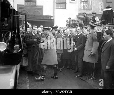 Der König besucht eine Fabrik, in der Zelte, Feldlazarette und andere Ausrüstungen hergestellt werden. . Dezember 1917 Stockfoto