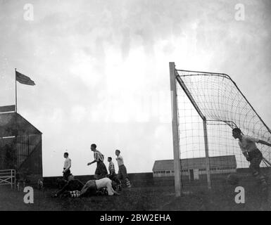Ein Tor beim Fußballspiel von Dartford gegen Enfield. FA Cup 10 November 1934 Stockfoto