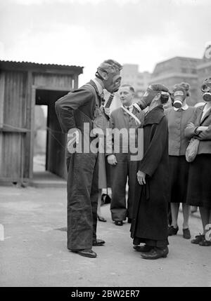 Kriegskrise, 1940. Vorsichtsmaßnahmen bei Luftangriff die Szene im Chelsea Town Hall, wo die Öffentlichkeit eingeladen wurde, die Gaskammer zu benutzen, um ihre Atemschutzgeräte zu testen. 15 Juli 1940 Stockfoto